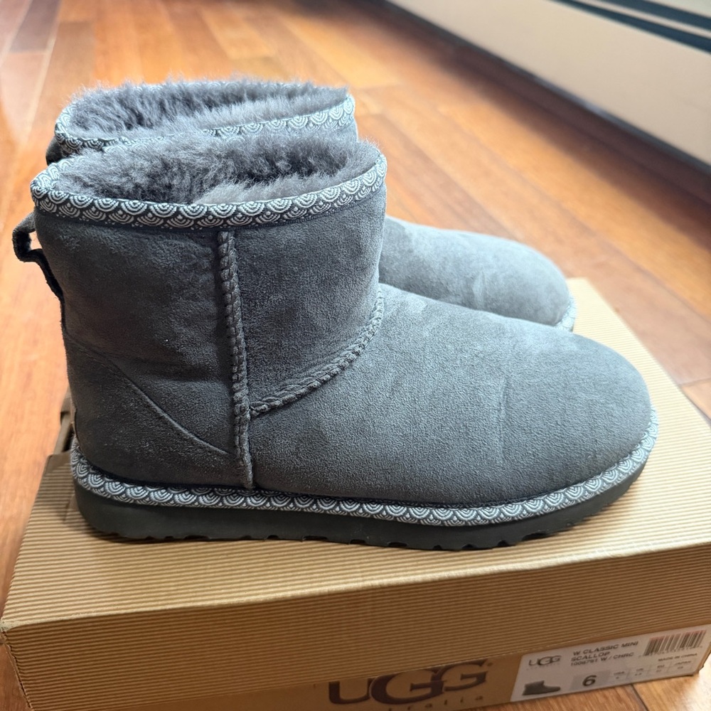 UGG Classic Mini Scallop sz Women 6 Charcoal Suede Boots 1006761 Limited Edition